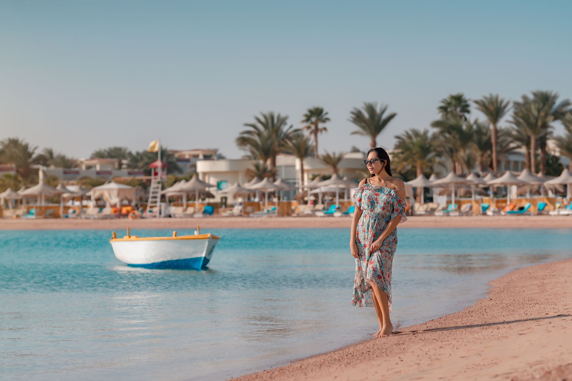 Vrouw wandelt op tropisch strand